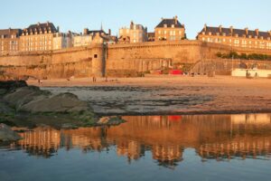 blog-partir-sur-la-cote-d'emeraude-remparts-saint-malo