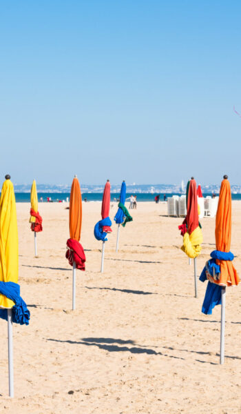 parasols plage de Deauville